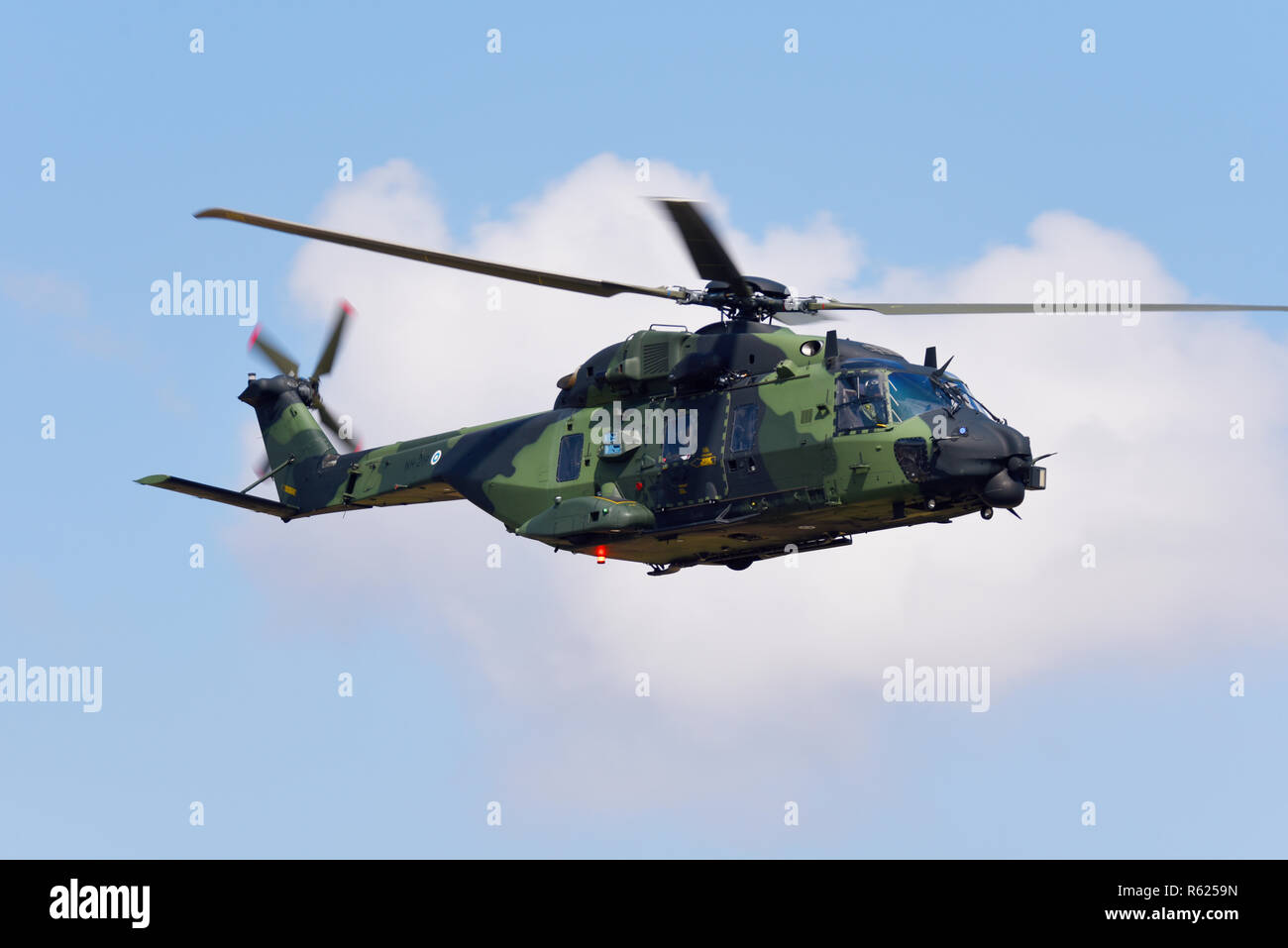 NHIndustries NH90 di medie dimensioni, twin-motore, multi-ruolo di elicotteri militari. La NATO battlefield aeromobili. Esercito finlandese. La Finlandia. Il volo a RIAT airshow di Foto Stock
