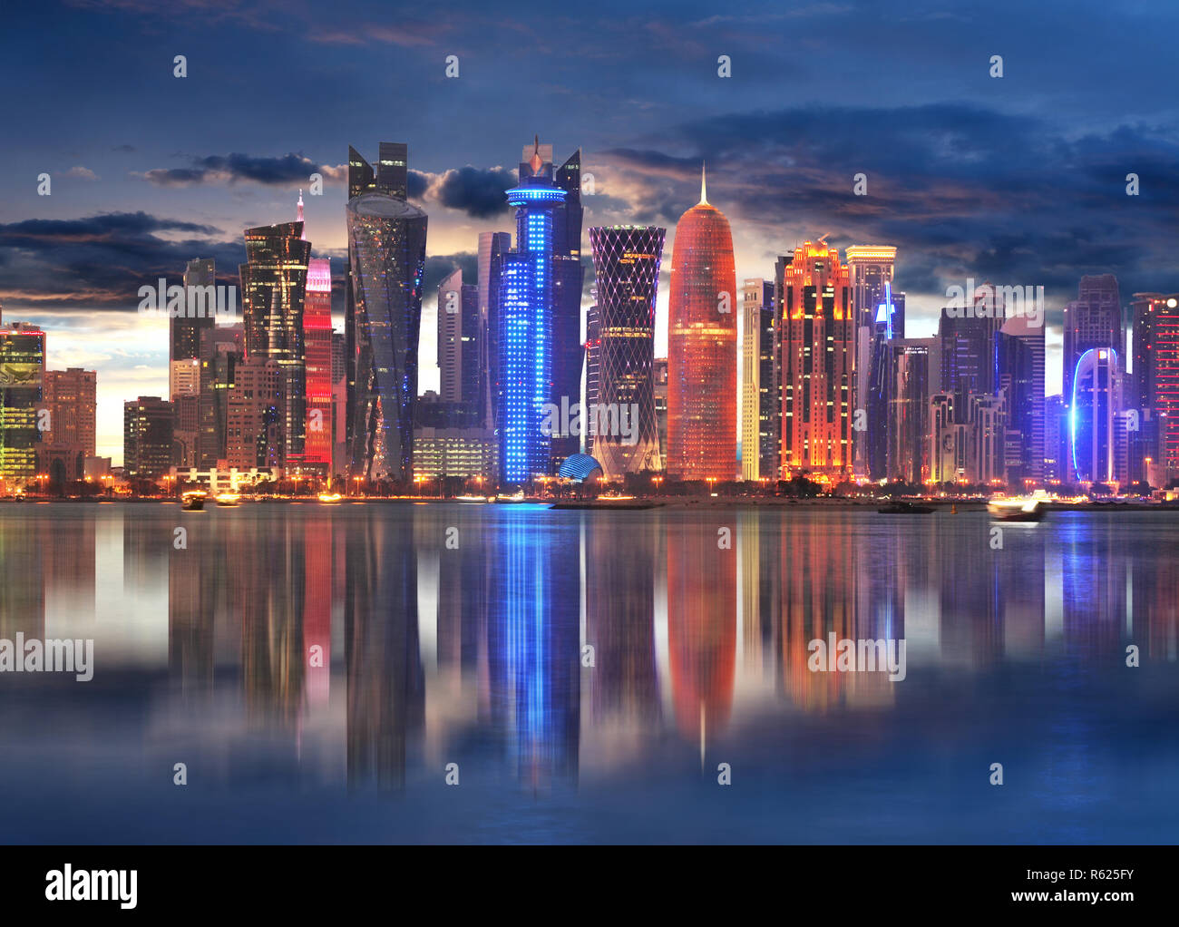Doha città di notte, in Qatar Foto Stock