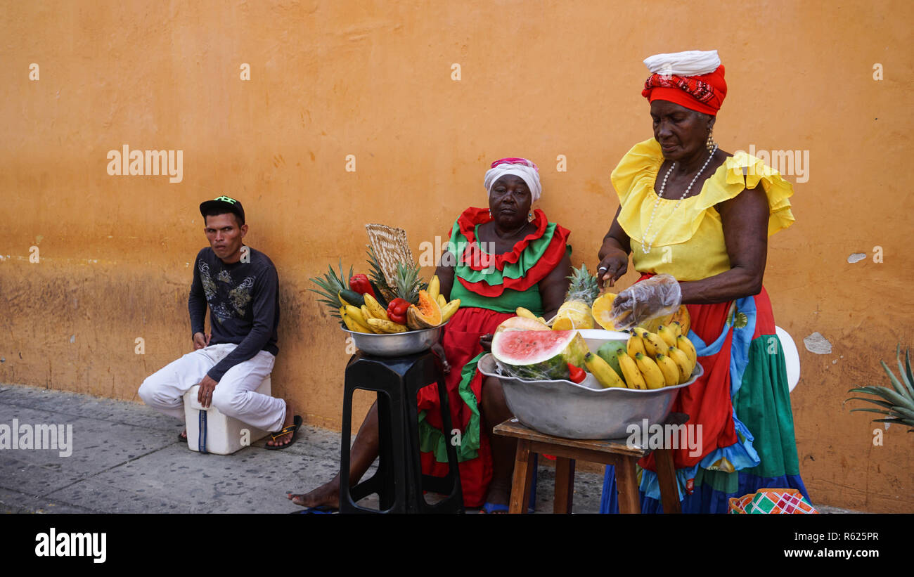 Colombiano venditore di frutta nel centro storico coloniale di Cartagena, Colombia, Sud America Foto Stock