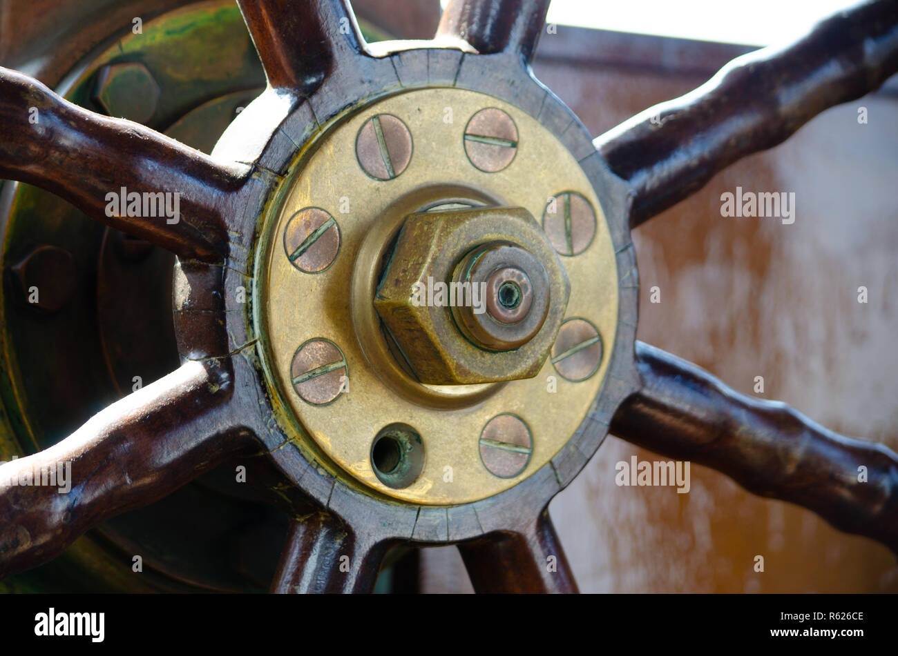 Un vecchio legno, rame e ottone nave volante con una vite mancante. Foto Stock