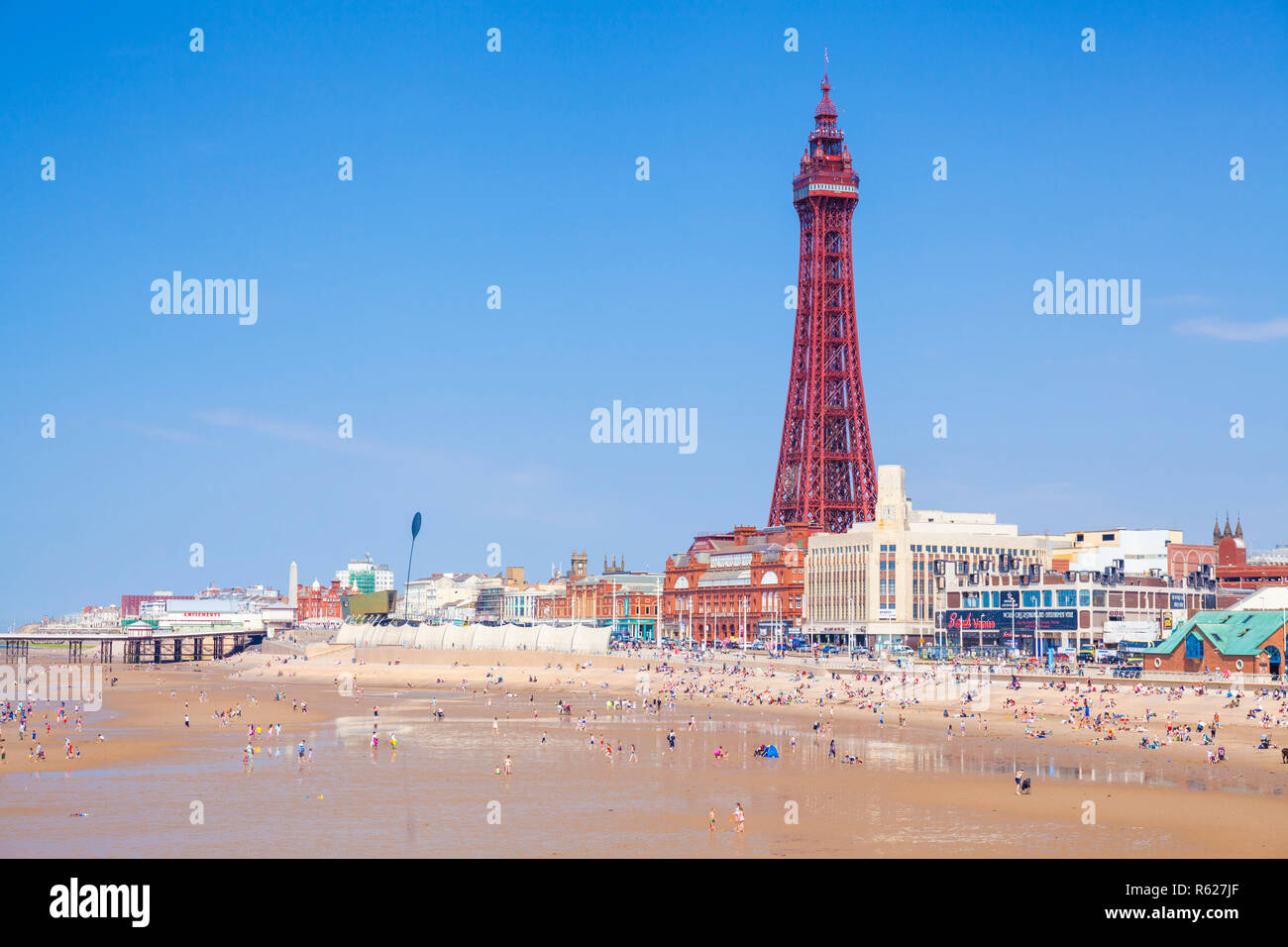 Blackpool Beach Estate e Blackpool Tower Blackpool Regno Unito la gente sulla spiaggia sabbiosa a Blackpool Lancashire England Regno Unito GB Europa Foto Stock