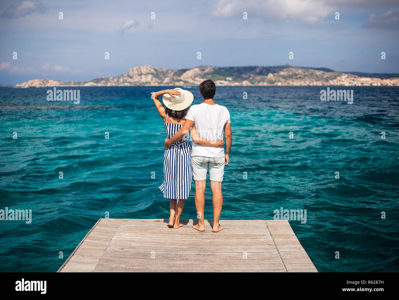 Coppia giovane in amore godere di un bel panorama sul mare sul molo in Italia. luna di miele, concetto romantico Foto Stock