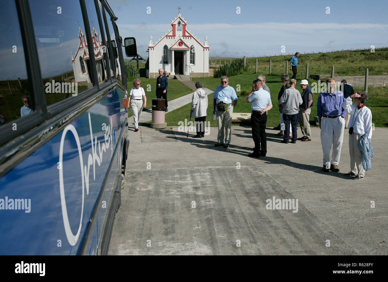 Turisti visitano il nisseno capanna cappella italiana sull'Orkney Isle of lamb Holm costruito durante il WW2 da parte italiana della POW prigionieri di guerra Foto Stock