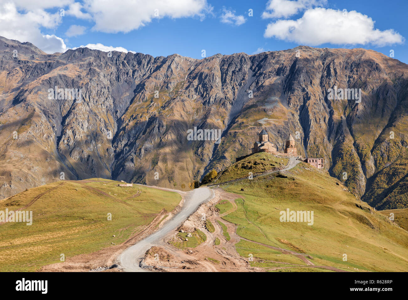 Gergeti Trinity Church su sfondo della gamma della montagna, Georgia Foto Stock