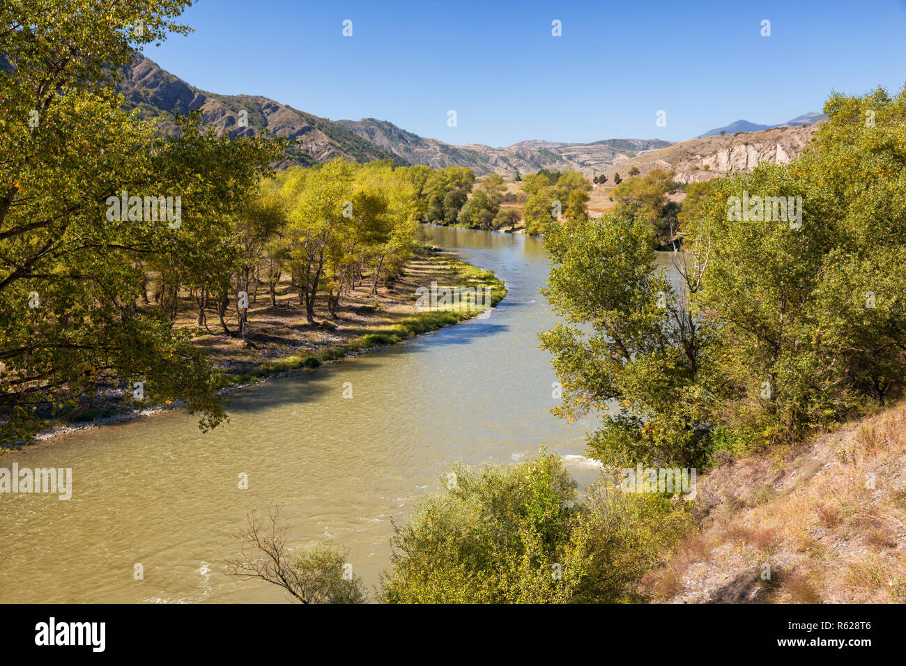 Il pittoresco paesaggio del fiume Kura in Samtskhe-Javakheti, Georgia. Giornata di sole di inizio autunno Foto Stock