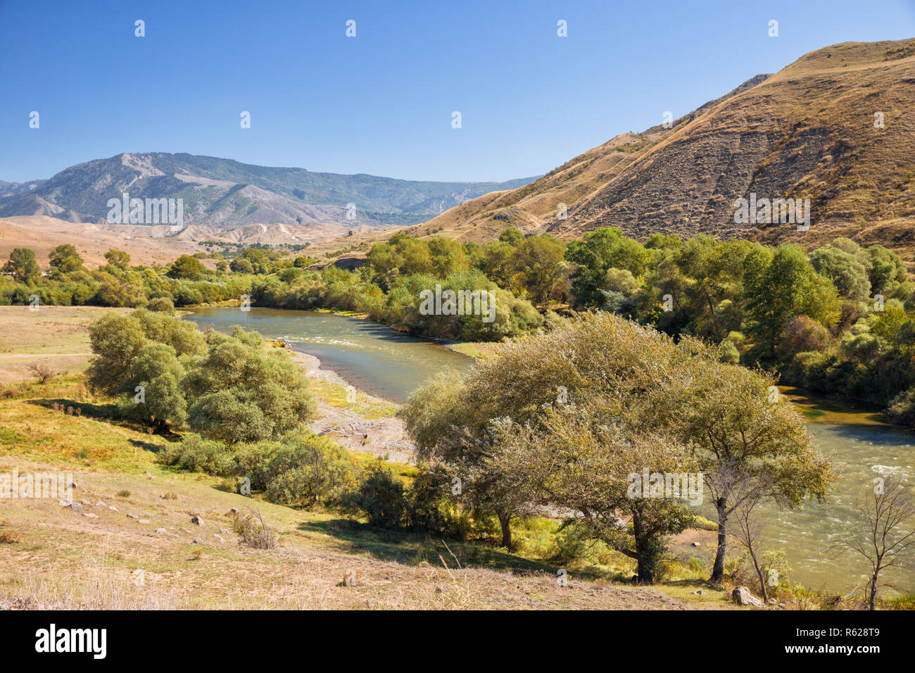 Il pittoresco paesaggio del fiume Kura in Samtskhe-Javakheti, Georgia. Sunny primi giorni di autunno Foto Stock