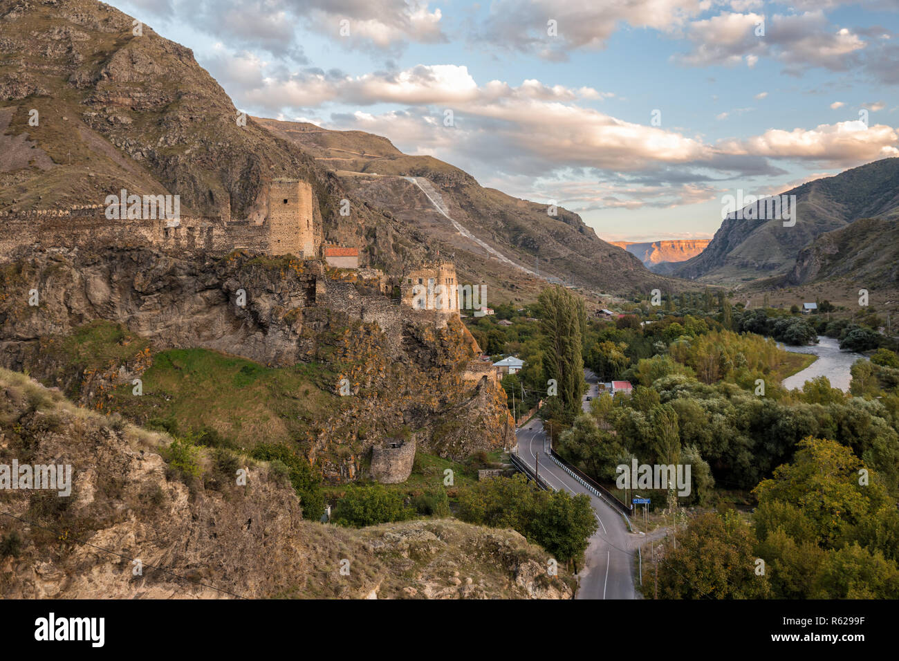 Fortezza di Khertvisi su alta collina rocciosa nella gola alla confluenza del Kura e fiumi Paravani, Georgia Foto Stock