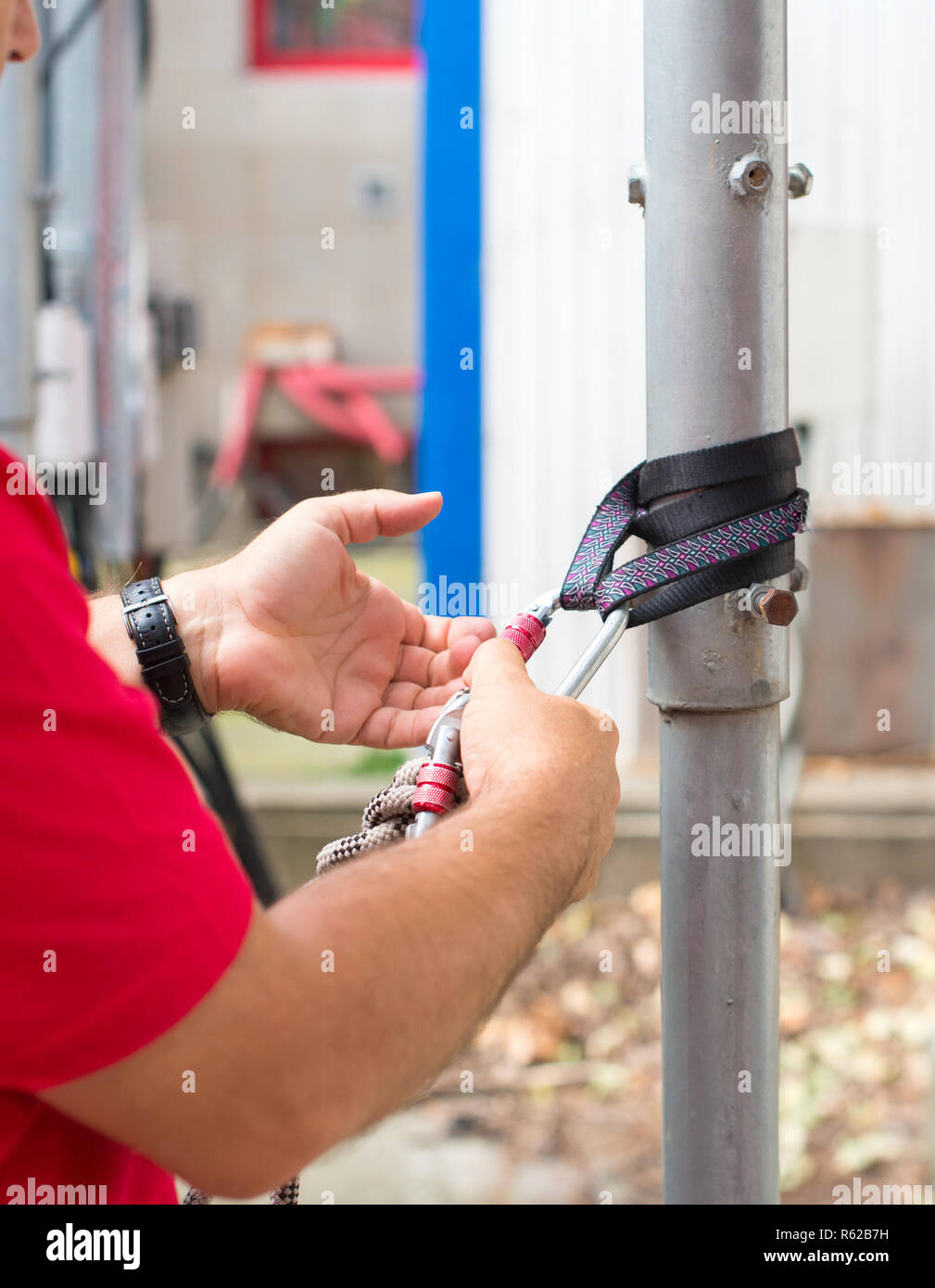 Uomo con carabines sicurezza e strumenti Foto Stock