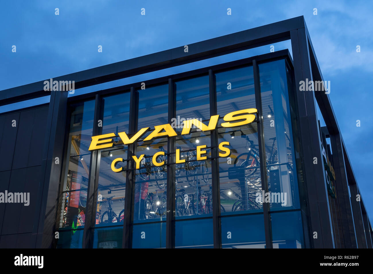 Un dettaglio esterno dei cicli di Evans store al tramonto a Chester Regno Unito Foto Stock
