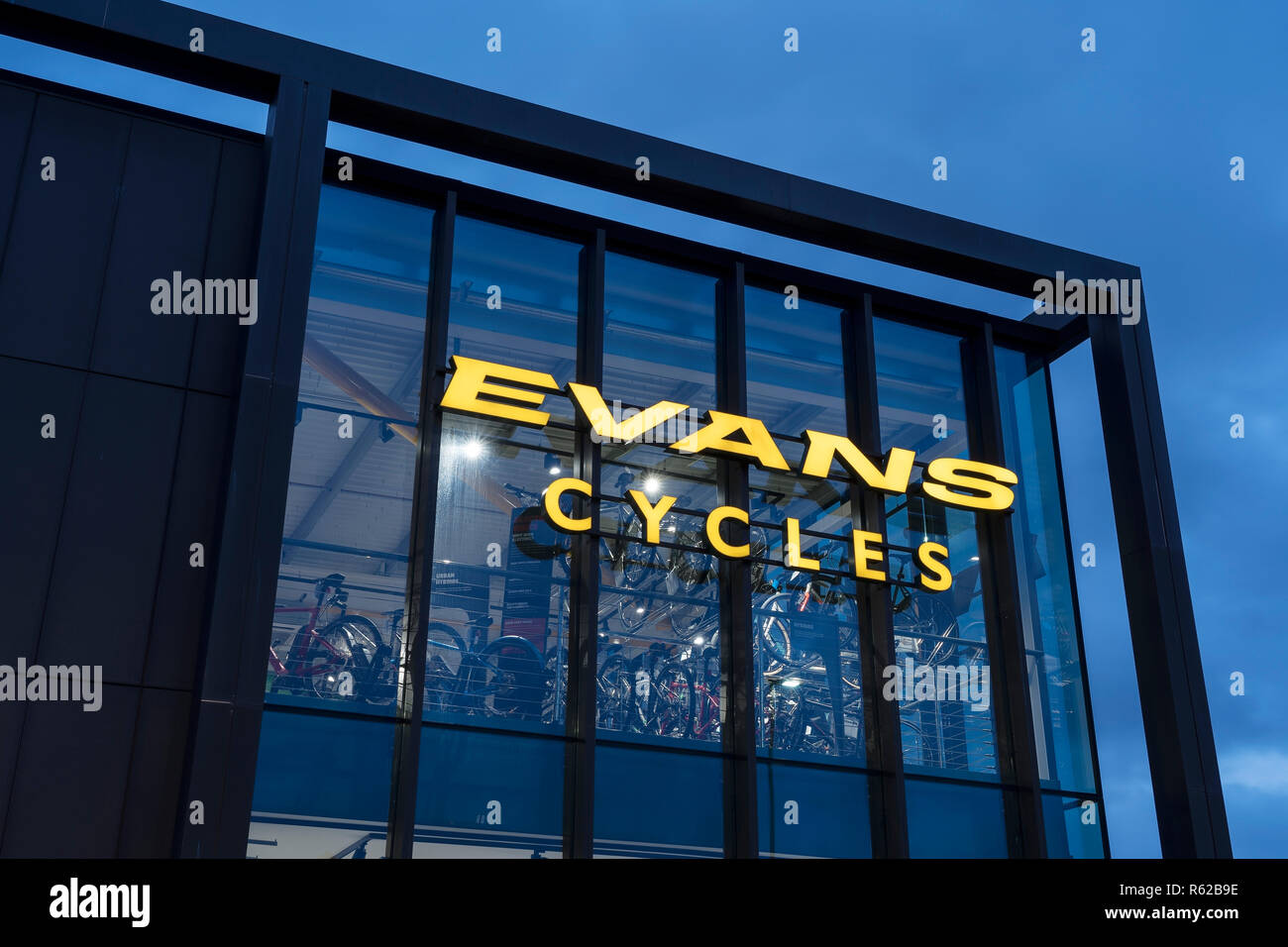 Un dettaglio esterno dei cicli di Evans store al tramonto a Chester Regno Unito Foto Stock