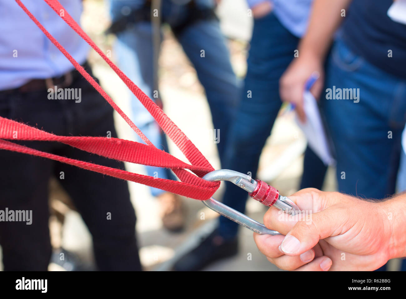 Uomo con carabines sicurezza e strumenti Foto Stock