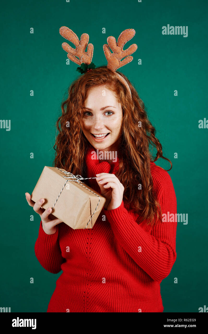 Ragazza felice natale apertura presente in studio shot Foto Stock