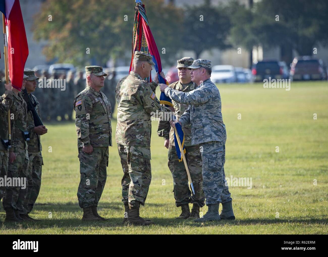 Il Texas Dipartimento Militare aiutante generale, Air Force Il Mag. Gen. John F. Nichols, passa la trentaseiesima Divisione di Fanteria di colori per il Mag. Gen. Patrick H. Hamilton, la divisione è di nuovo comandante generale, in occasione di una cerimonia presso il Camp Mabry, Texas, nov. 17, 2018. Il cambiamento della cerimonia di comando incluso una ispezione tradizionale delle truppe, esibizioni di 36th Inf. Div. Band, e il passaggio della trentaseiesima divisione di fanteria bandiera che simboleggiava il trasferimento di responsabilità per la divisione stimata di 16.000 soldati entro il Texas Esercito nazionale di protezione. Foto Stock