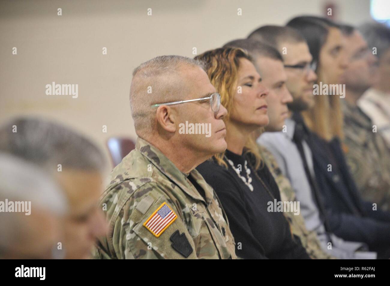 Stati Uniti Esercito Col. Howard Lloyd, comandante della XXVIII Expeditionary combattere la Brigata Aerea, si siede con la sua famiglia durante una cerimonia di promozione in suo onore al ventottesimo ECAB armory Novembre 18, 2018. Foto Stock