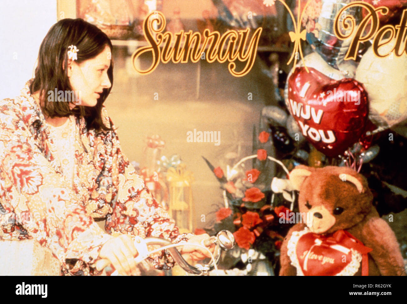 Amore Serenade, Australien 1996 Regie: Shirley Barrett - Ken Sherry (George Shevtsov), neuer Radio-DJ in der Kleinstadt Sunray und Nachbar der Zwillinge Vicki-Ann (Rebecca Frith) und Dimity (Miranda Otto), bringt eben diese Nachbarinnen durcheinander bzw Sie sich selbst und ihr bisher loyales Schwestern-Verhältnis, tutti das für einen Typen, der ungefähr doppelt così alt ist wie sie und auch noch andere Nachteile hat. Ken Sherry (George Shevtsov), la nuova radio DJ nella piccola cittadina di Sunray e vicino al Gemelli Vicki-Ann (Rebecca Frith) e Dimity (Miranda Otto), appena sconvolge questi vicini o egli Foto Stock