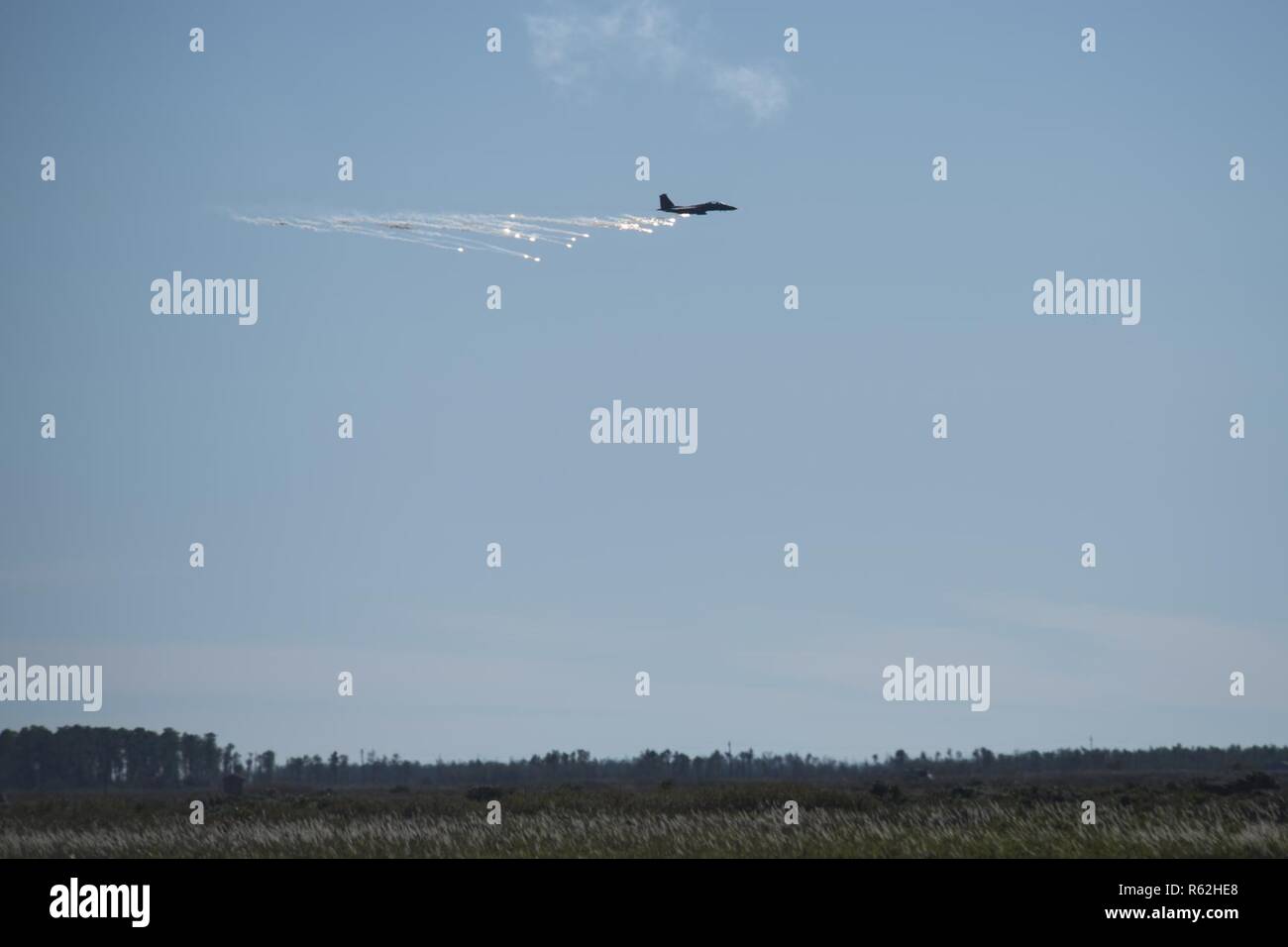 Un F-15E Strike Eagle assegnati al 4° Fighter Wing scende flares come parte di un esercizio a osare County bomba gamma nov. 16, 2018 nel punto Tozza, North Carolina. La gamma viene utilizzata come una zona primaria per lo sviluppo di competenze nel trainer piloti nonché il mantenimento di competenze in materia di piloti esperti. Foto Stock