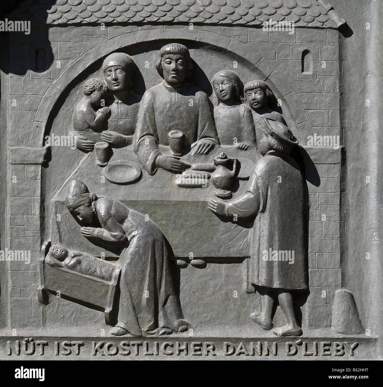 Zwingli e la sua famiglia, rilievo sulla porta del Grossmunster ("grande minster') Chiesa di Zurigo, Svizzera Foto Stock