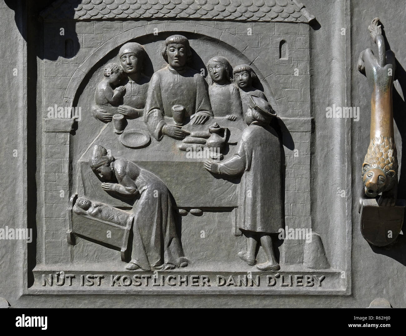 Zwingli e la sua famiglia, rilievo sulla porta del Grossmunster ("grande minster') Chiesa di Zurigo, Svizzera Foto Stock