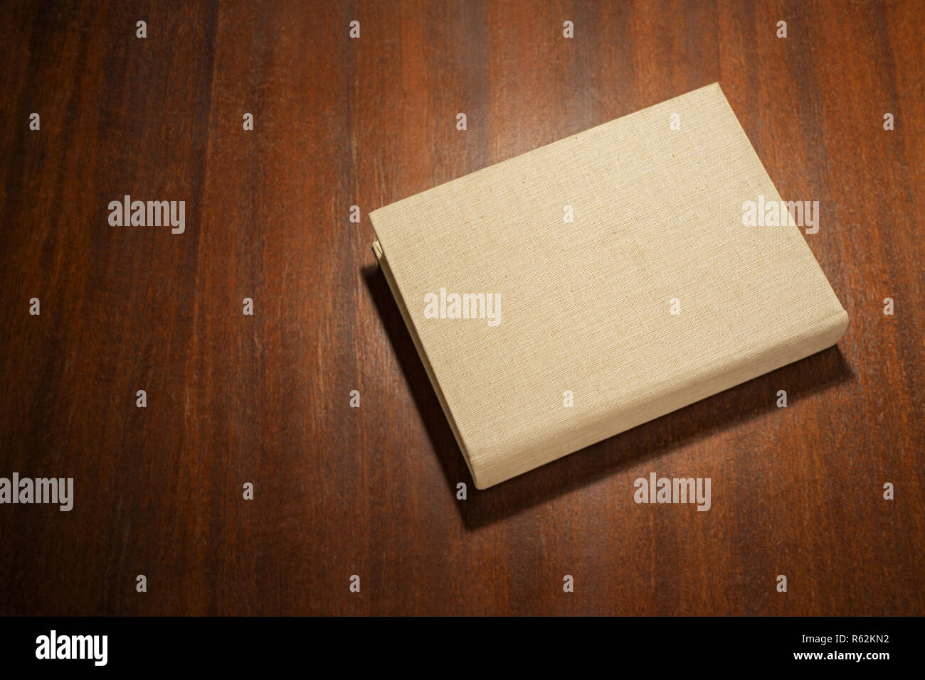 Colore beige book sul legno tabella graffiato Foto Stock