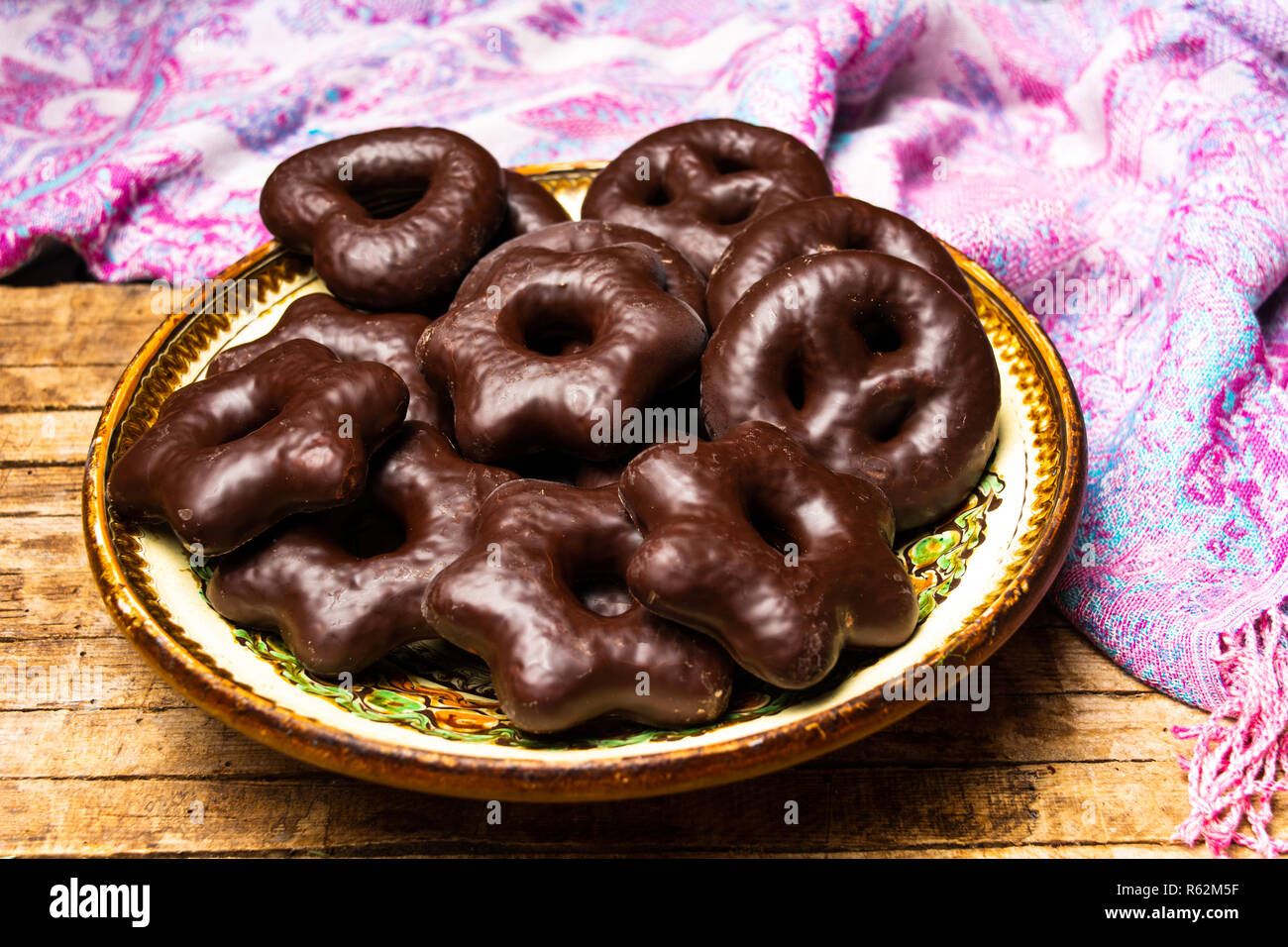 Cioccolato artigianale salatini su una piastra vista superiore Foto Stock