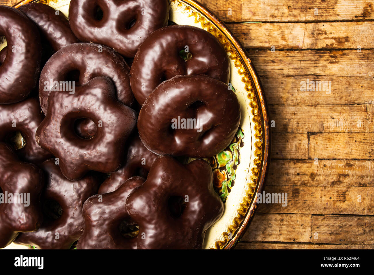 Cioccolato artigianale salatini su una piastra vista superiore Foto Stock