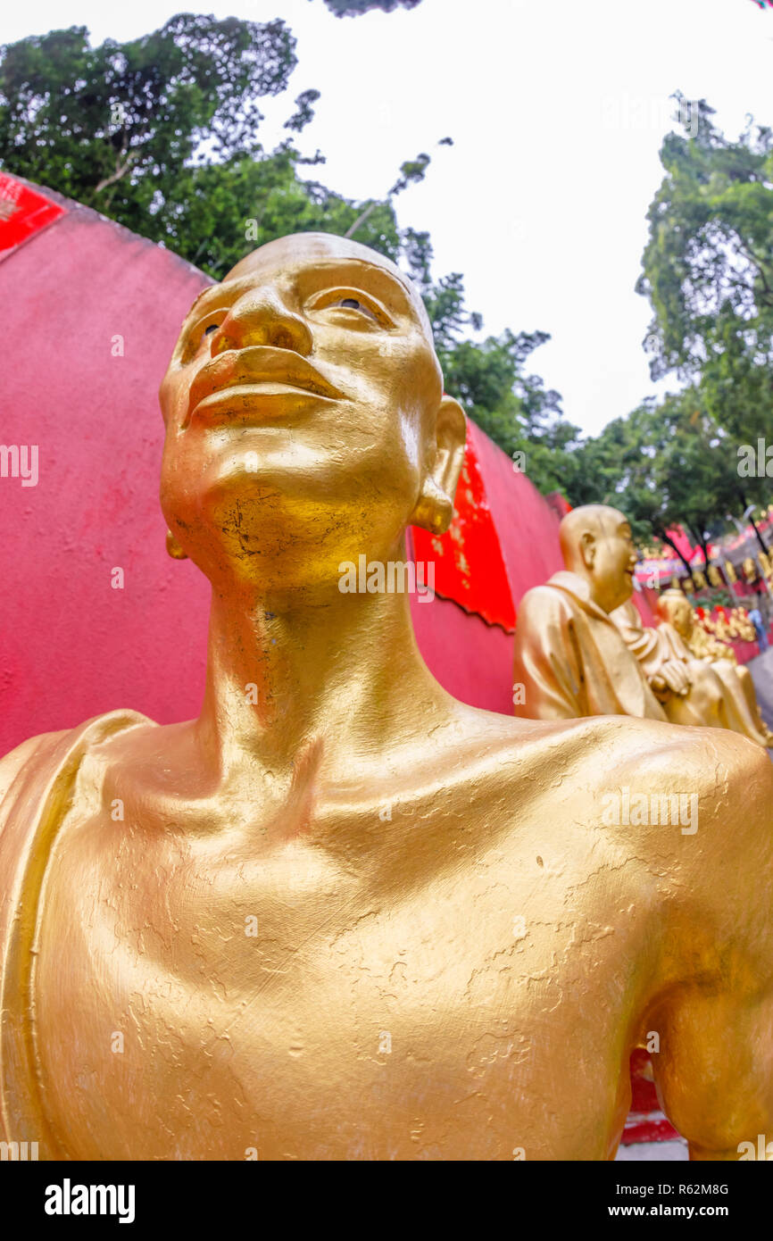 Hong Kong, Cina - 3 Dicembre 2016: estasi di una delle statue di il Monastero dei Diecimila Buddha in Sha Tin, Hong Kong, contemplando la natura. Foto Stock