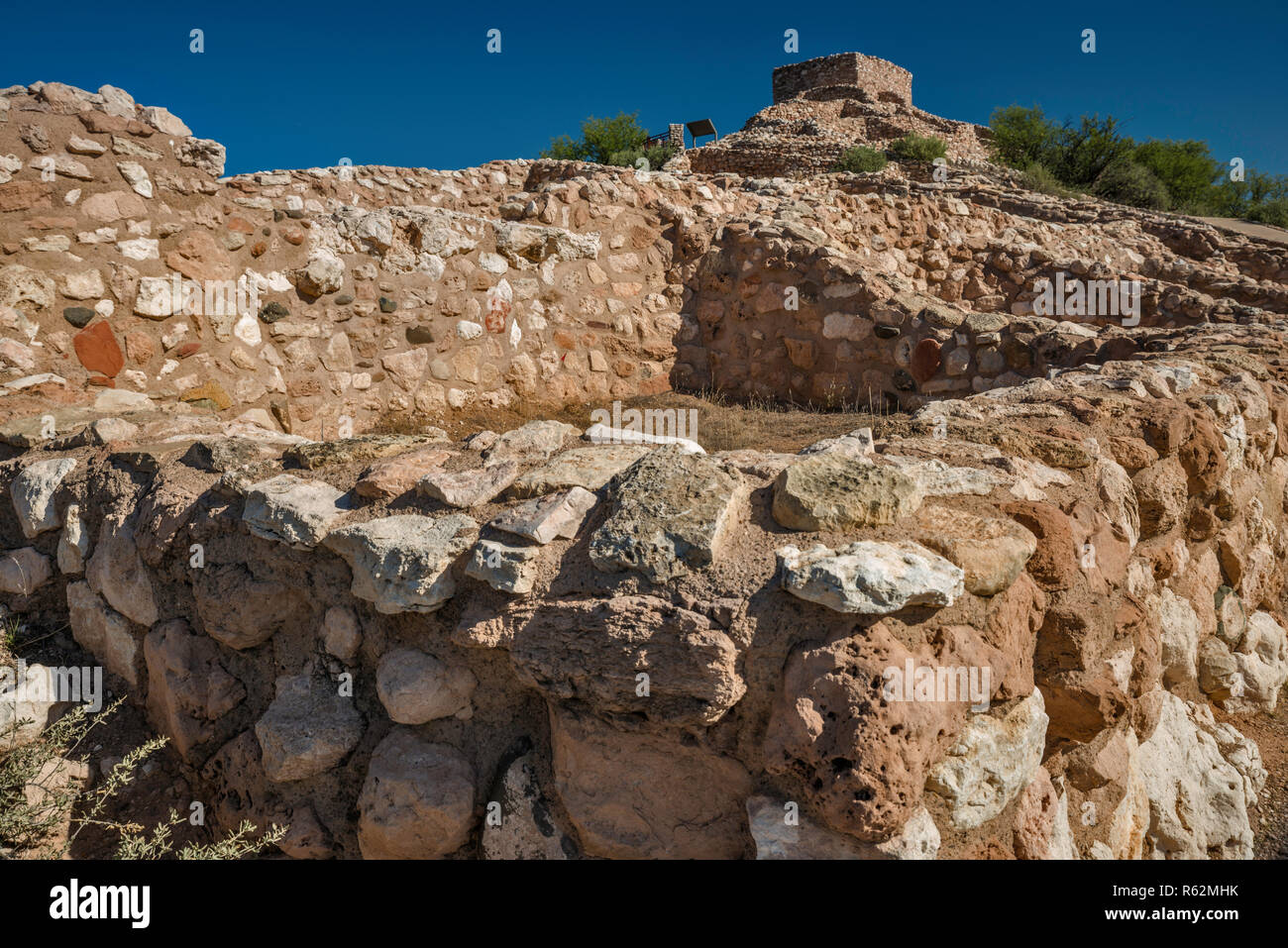 Cultura Sinagua pueblo rovine di Tuzigoot Monumento Nazionale nella verde vallata del fiume, Arizona, Stati Uniti d'America Foto Stock