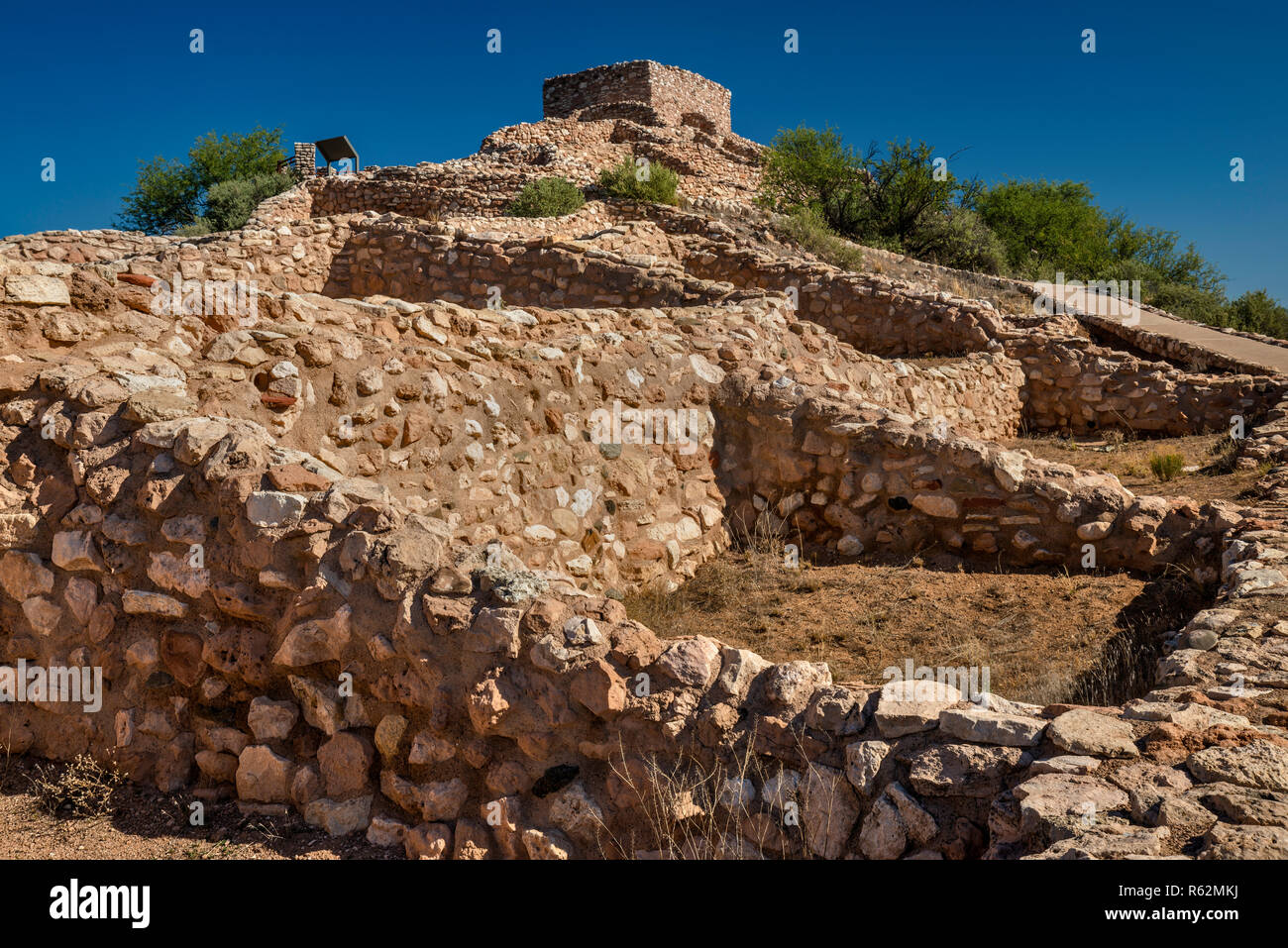 Cultura Sinagua pueblo rovine di Tuzigoot Monumento Nazionale nella verde vallata del fiume, Arizona, Stati Uniti d'America Foto Stock