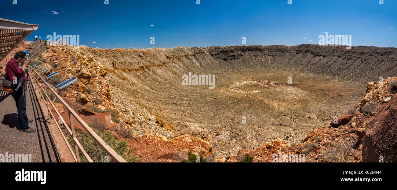 Meteor Crater aka Barringer crater, visto dal basso un deck di visualizzazione a North Rim, nazionale monumento naturale vicino a Winslow, Arizona, Stati Uniti d'America Foto Stock