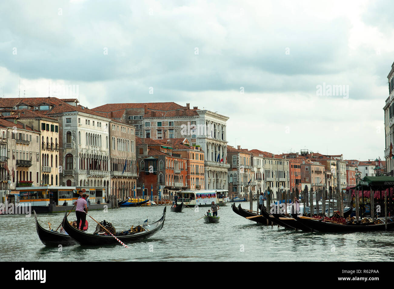 Colpo lungo delle gondole in un canale veneziano Foto Stock