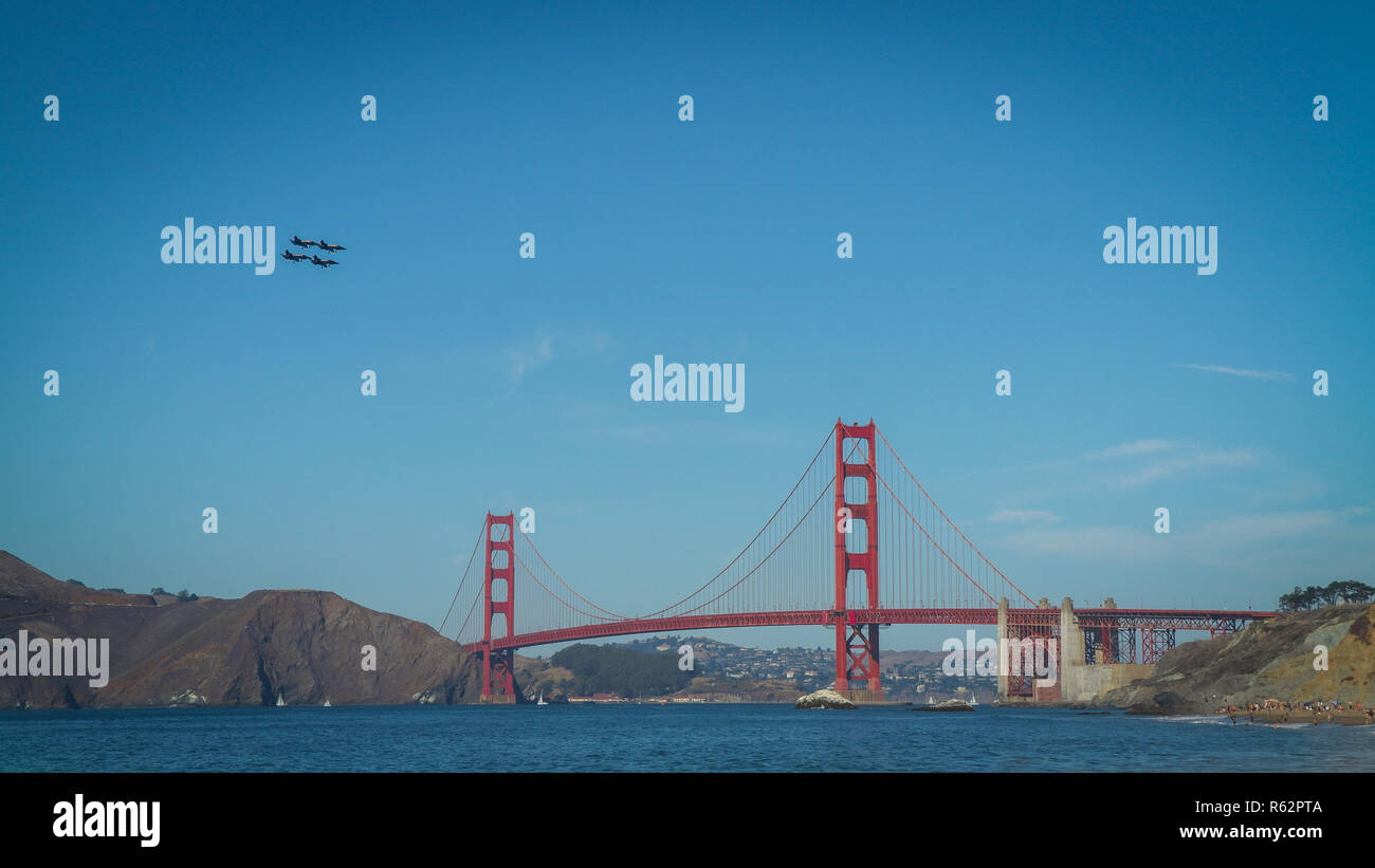 Jet da combattimento sopra il Golden Gate Bridge di San Francisco a settimana della flotta Foto Stock