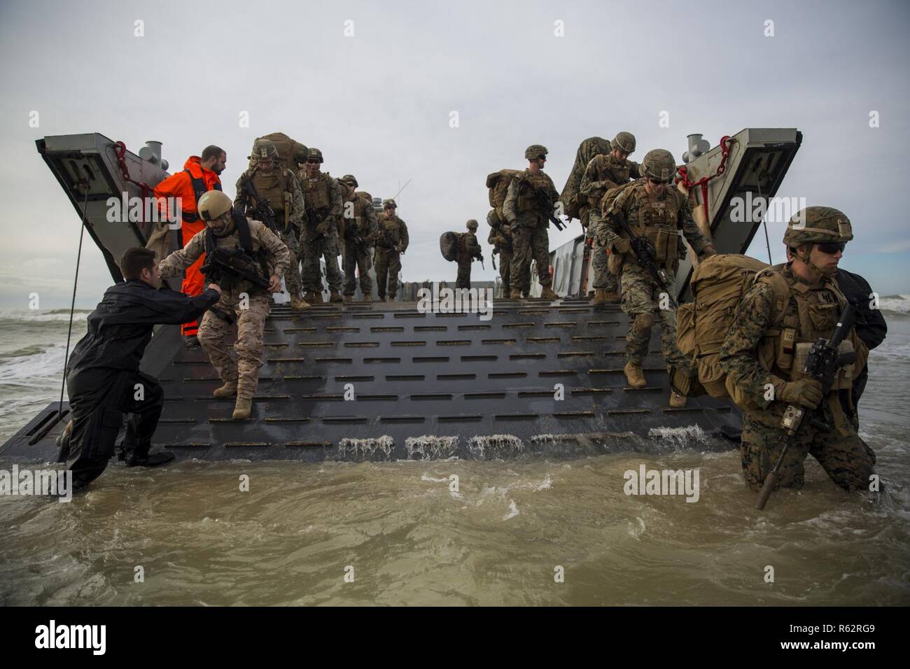 Stati Uniti Marines con scopi speciali Air-Ground Marine Task Force-Crisis Response-Africa e Spagnolo marines sbarcherà a Landing Craft Utility durante la barca GRUFLEX nella Sierra de Retin, Spagna, nov. 23, 2018. GRUFLEX è una multinazionale esercizio anfibio guidato da la marina spagnola che si concentra sul miglioramento di tattiche multilaterale e la costruzione di relazioni con partner condiviso tramite eventi di formazione SPMAGTF-CR-AF è una forza di rotazione distribuito per condurre una crisi-risposta e il teatro delle operazioni di sicurezza in Europa e in Africa. Foto Stock