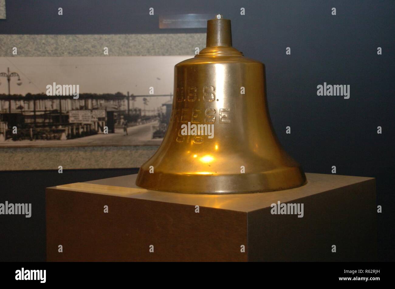 Il Hampton Roads Museo Navale la galleria contiene la nave la campana del USS Breese (DD 122). Lei era una Wickes-class destroyer che è stato lanciato nel maggio del 1918. Essa è stata di nuovo classificato come una luce sommergibile posamine nel gennaio del 1931. Ella era presente la mattina del 7 dicembre 1941 durante gli attacchi giapponesi su Pearl Harbor. Ella era ormeggiata in banchina D-3, in porto per il medio loch in prossimità di nord-ovest di Ford Island; e non sostenere alcun danno durante l'attacco. Lei dovrebbe servire per tutta la II Guerra Mondiale ed ha guadagnato dieci stelle di battaglia durante la guerra e lei è stata smantellata nel 1946. Foto Stock