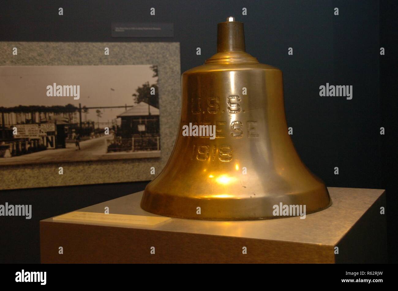 Il Hampton Roads Museo Navale la galleria contiene la nave la campana del USS Breese (DD 122). Lei era una Wickes-class destroyer che è stato lanciato nel maggio del 1918. Essa è stata di nuovo classificato come una luce sommergibile posamine nel gennaio del 1931. Ella era presente la mattina del 7 dicembre 1941 durante gli attacchi giapponesi su Pearl Harbor. Ella era ormeggiata in banchina D-3, in porto per il medio loch in prossimità di nord-ovest di Ford Island; e non sostenere alcun danno durante l'attacco. Lei dovrebbe servire per tutta la II Guerra Mondiale ed ha guadagnato dieci stelle di battaglia durante la guerra e lei è stata smantellata nel 1946. Foto Stock