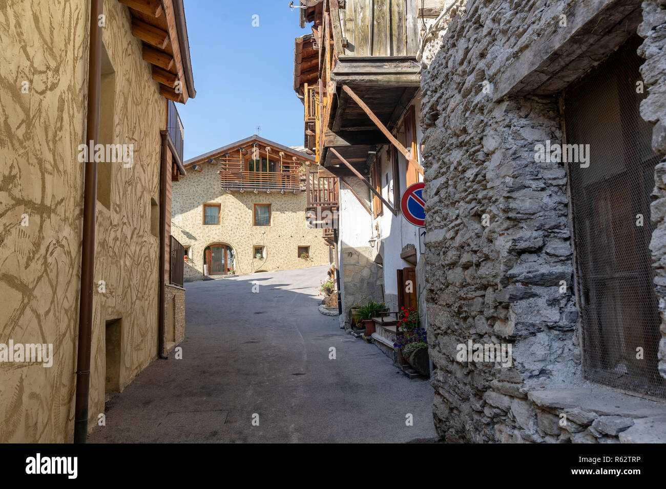Pragelato, Torino, Piemonte, Italia: tipici edifici del vecchio villaggio lungo la strada a Sestriere, in Val Chisone Foto Stock