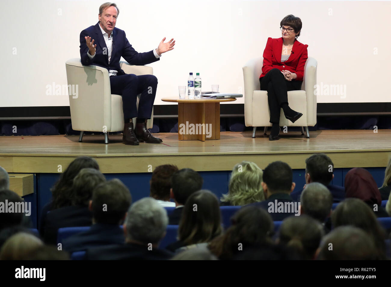 Alex giovane, capo del Secret Intelligence Service, noto come MI6, con St Andrews University principio Professor Sally Mapstone durante una sessione di domande e risposte dopo il suo discorso circa il modo in cui il servizio è in continua evoluzione e come organizzazione in risposta alle minacce attuali e una modifica di geo-politico, all'Università di St Andrews. Foto Stock