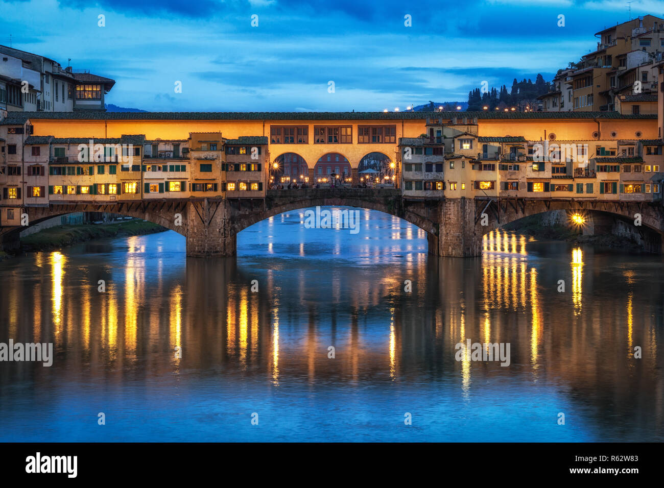 La notte la riflessione di Ponte Vecchio Foto Stock