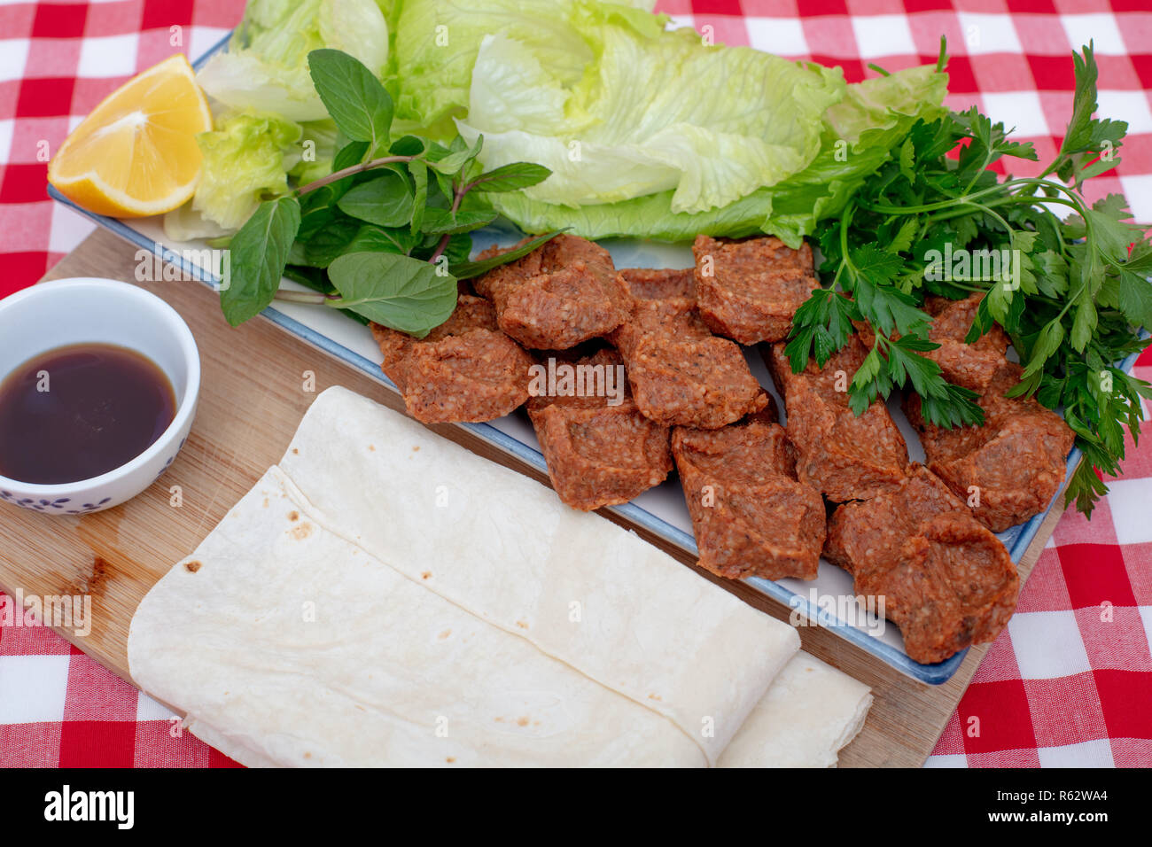 Tradizionale turco Cigkofte antipasto con lavash, gli ingredienti sono materie, carne bulgur ,cipolla, pomodoro, peperoncino, sale. Elevato angolo ritagliato v Foto Stock