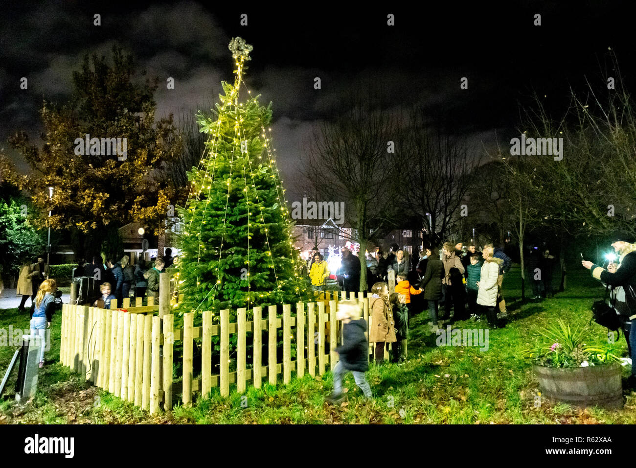 Warrington, Cheshire, Regno Unito. 02 Dicembre 2018 - La comunità di Walton vicino a Warrington, Cheshire, Inghilterra, riuniti per la loro annuale accensione dell albero di Natale luci. Canti natalizi furono cantate dai membri della chiesa di San Giovanni Evangelista e i bambini erano euforico quando Babbo Natale ha lasciato la sua pianificazione di occupato a goccia a e accendere le luci Credito: John Hopkins/Alamy Live News Foto Stock