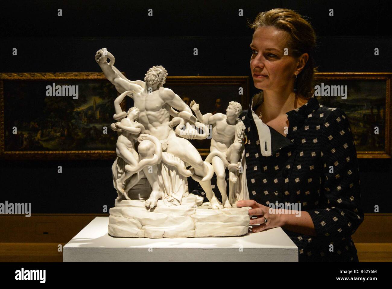 Londra, Regno Unito. 3 Dicembre 2018: un assistente di aste pone con 'Il Gruppo del Laocoonte' una molto rara e grande Napoli, Real Fabbrica Ferdinandea, porcellana biscuit modello di Laocoonte e i suoi figli, circa 1785. Stima £ 30.000 - 50.000 a Bonhams a New Bond Street LONDRA, REGNO UNITO. Credito: Claire Doherty/Alamy Live News Foto Stock