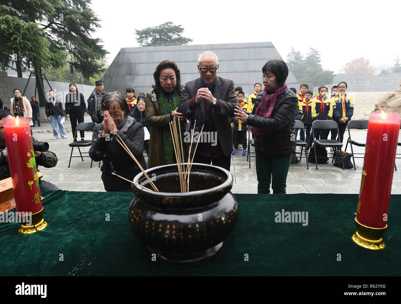 (181203) -- NANJING, Dicembre 3, 2018 (Xinhua) -- superstite del massacro di Nanjing Yu Changxiang (2a R, anteriore) 91, e la sua famiglia partecipare ad una attività di commemorazione per le vittime in Nanjing massacro da invasori giapponesi in Nanjing, a est della capitale cinese della provincia di Jiangsu, Dicembre 3, 2018. Il massacro di Nanjing ha avuto luogo quando i soldati giapponesi catturato la città a Dic. 13, 1937. Per sei settimane, hanno ucciso 300.000 civili cinesi e i soldati disarmati. Nel febbraio 2014, la Cina del legislatore superiore designato 13 dicembre come il national memorial day per le vittime del massacro di Nanjing. A partire da lunedì, fa Foto Stock