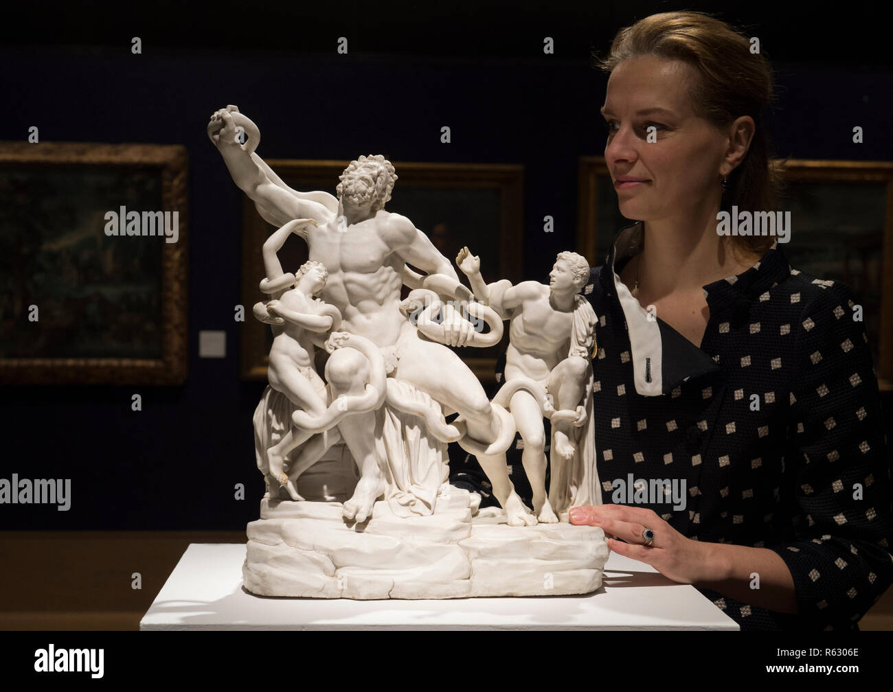 Bonhams, New Bond Street, Londra, Regno Unito. Il 3 dicembre 2018. Bonhams belle ceramiche europee vendita. Immagine: Bonhams Europeo della Ceramica e Vetro esperto detiene una porcellana biscuit modello di Laocoonte e i suoi figli, circa 1785, preventivo £30,000-50,000. Credito: Malcolm Park/Alamy Live News. Foto Stock