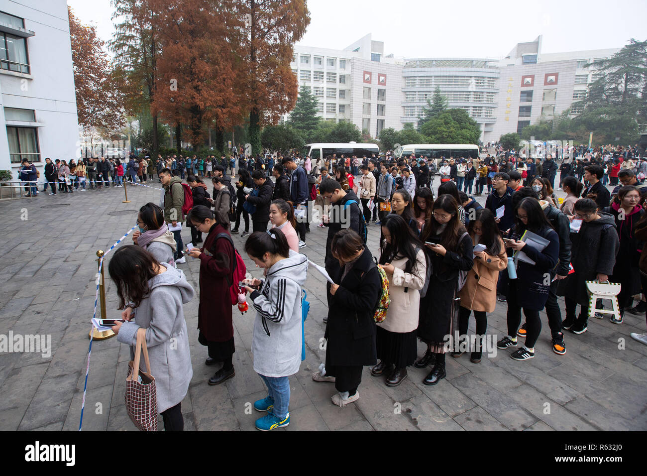 3 dicembre 2018 - Nanjing, Nanjing, Cina - Nanjing, Cina-aspiranti attendere al di fuori del sito di esame di ChinaÃ¢â'¬â"¢s servizio civile esame in Nanjing East ChinaÃ¢â'¬â"¢s provincia dello Jiangsu.Ci sono due parti di un esame, entrambe della durata di tre ore. Per la sezione di mattina, examinees sono testati sulla loro amministrativa capacità professionali. Le tre ore di parte nel pomeriggio si concentra sulla capacità dei candidati di analizzare materiali designati. (Credito Immagine: © SIPA Asia via ZUMA filo) Foto Stock