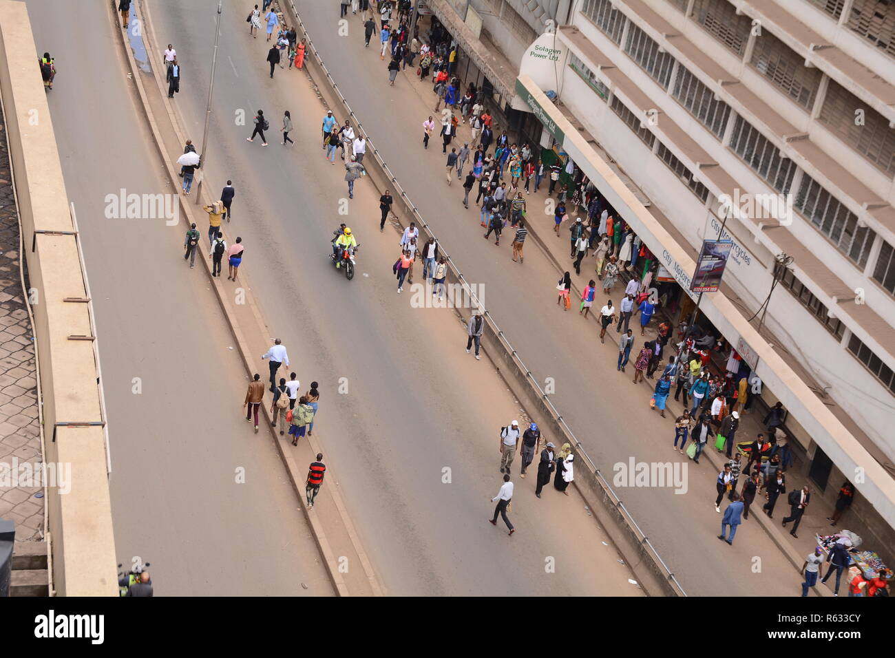 Nairobi, Nairobi, Kenia. 3 dicembre, 2018. Una vista di un vuoto di strada senza mezzi pubblici, meno traffico visto con i pedoni.Nairobi County governo vietati tutti i mezzi di trasporto pubblici (matatus) acceda a Nairobi il distretto centrale degli affari in una mossa finalizzata ad alleggerire il traffico della città. I pendolari sono costretti a camminare per lunghe distanze a rischiare la loro vita in quanto nessuna chiara segnati percorsi pedonali sono in giro per la città. Credito: Allan Muturi SOPA/images/ZUMA filo/Alamy Live News Foto Stock