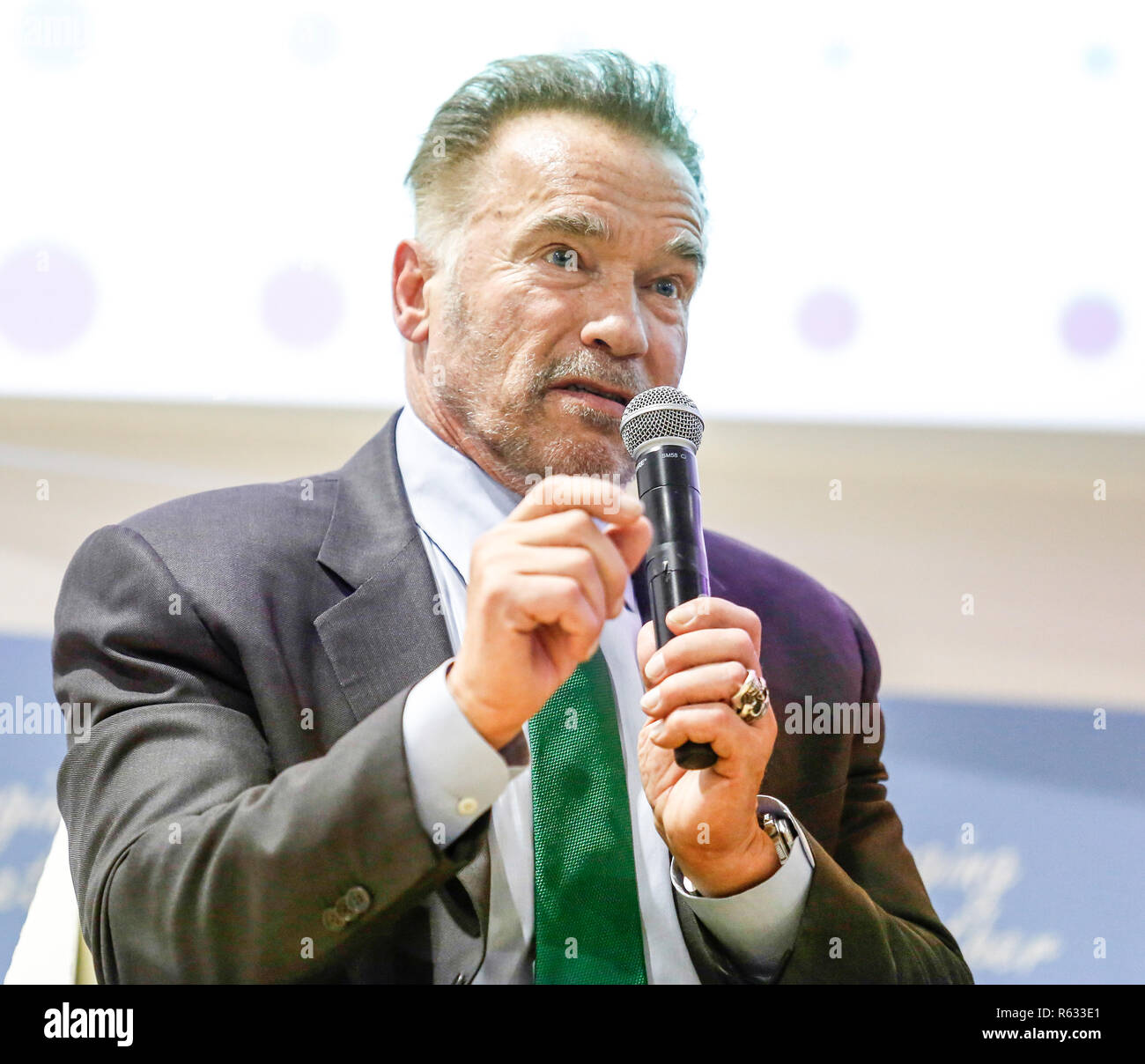 Katowice in Polonia. 3 dicembre, 2018. Arnold Schwarzenegger, USC Schwarzenegger Istituto sedia ed ex governatore della California durante l'azione del mozzo sul pannello di apertura al COP24 Katowice in Polonia il 3 dicembre 2018. COP24 è organizzato dalla convenzione quadro delle Nazioni Unite per i cambiamenti climatici (UNFCCC). Credito: Michal Busko/Alamy Live News Foto Stock