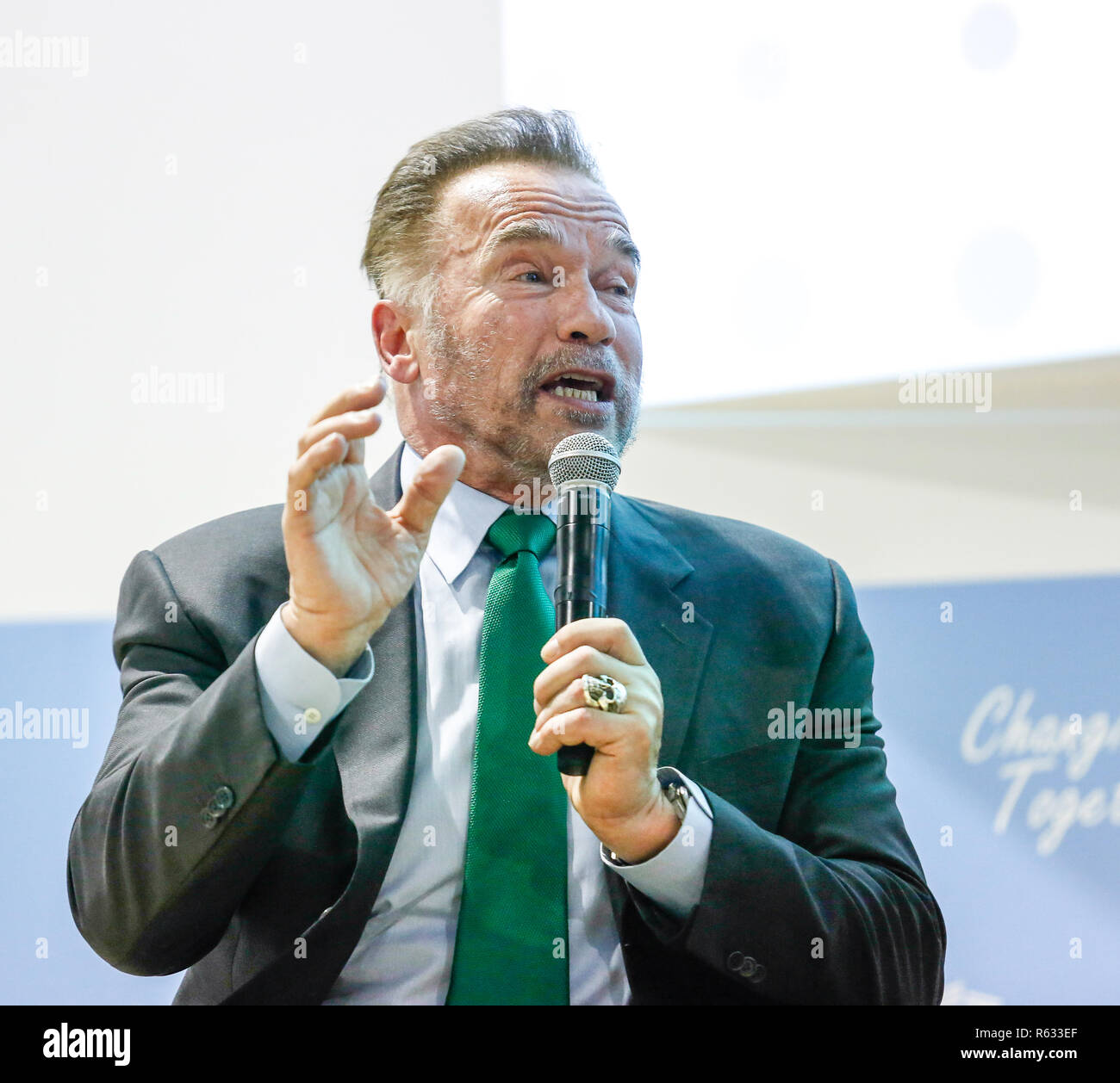 Katowice in Polonia. 3 dicembre, 2018. Arnold Schwarzenegger, USC Schwarzenegger Istituto sedia ed ex governatore della California durante l'azione del mozzo sul pannello di apertura al COP24 Katowice in Polonia il 3 dicembre 2018. COP24 è organizzato dalla convenzione quadro delle Nazioni Unite per i cambiamenti climatici (UNFCCC). Credito: Michal Busko/Alamy Live News Foto Stock