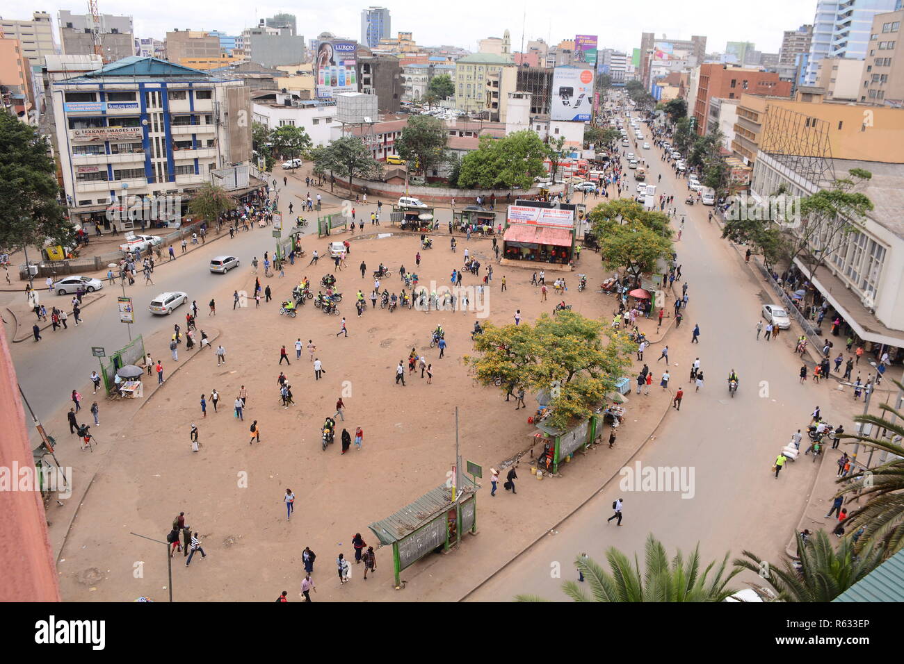 Nairobi, Nairobi, Kenia. 3 dicembre, 2018. Una vista di un vuoto di strada senza mezzi pubblici, meno traffico visto con i pedoni.Nairobi County governo vietati tutti i mezzi di trasporto pubblici (matatus) acceda a Nairobi il distretto centrale degli affari in una mossa finalizzata ad alleggerire il traffico della città. I pendolari sono costretti a camminare per lunghe distanze a rischiare la loro vita in quanto nessuna chiara segnati percorsi pedonali sono in giro per la città. Credito: Allan Muturi SOPA/images/ZUMA filo/Alamy Live News Foto Stock