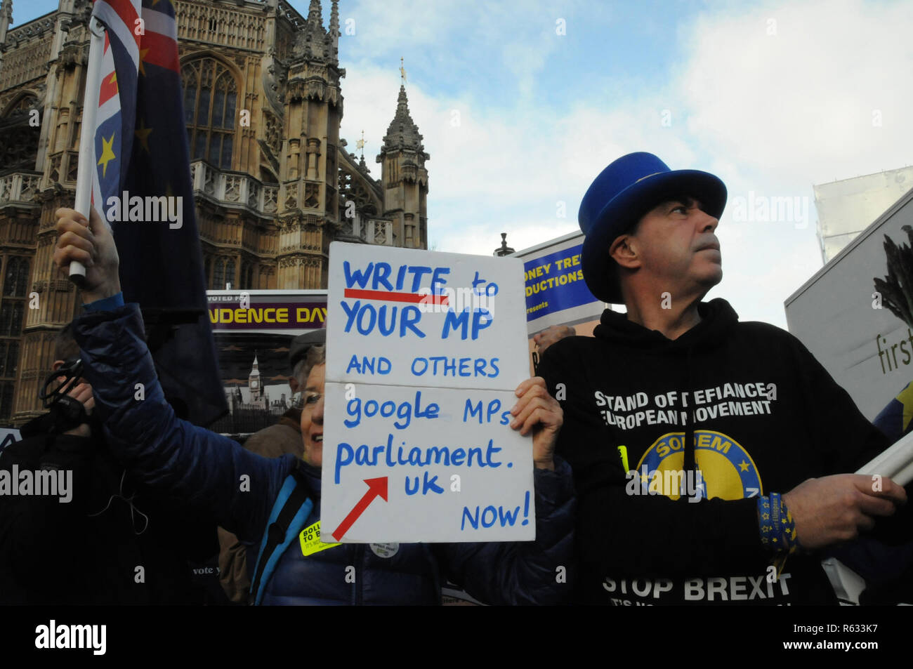Steve Bray, nessun uomo Brexit, proteste per la Gran Bretagna a rimanere nell'UE e al di fuori del Parlamento. Foto Stock