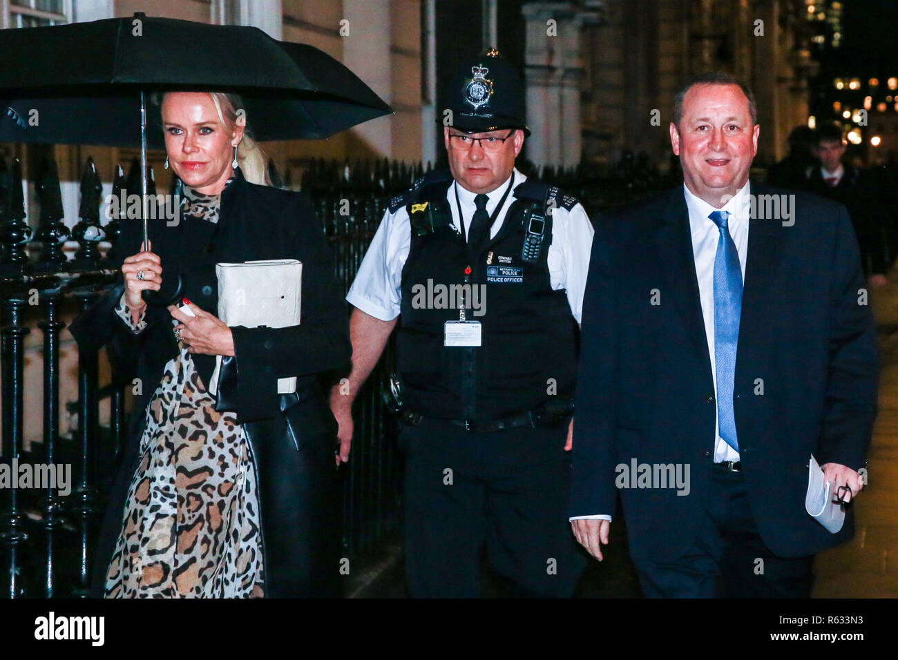 Londra, Regno Unito. 3 dicembre, 2018. Mike Ashley, il fondatore di sport diretti e proprietario del Newcastle United Football Club, passeggiate lungo Whitehall con la sua ex moglie Linda dopo dando evidenza alla House of Commons europee Comitato per la sua indagine sul futuro della high street. I dirigenti senior di Marks & Spencer, Nando e il nuovo look ha inoltre dato prova. Credito: Mark Kerrison/Alamy Live News Foto Stock