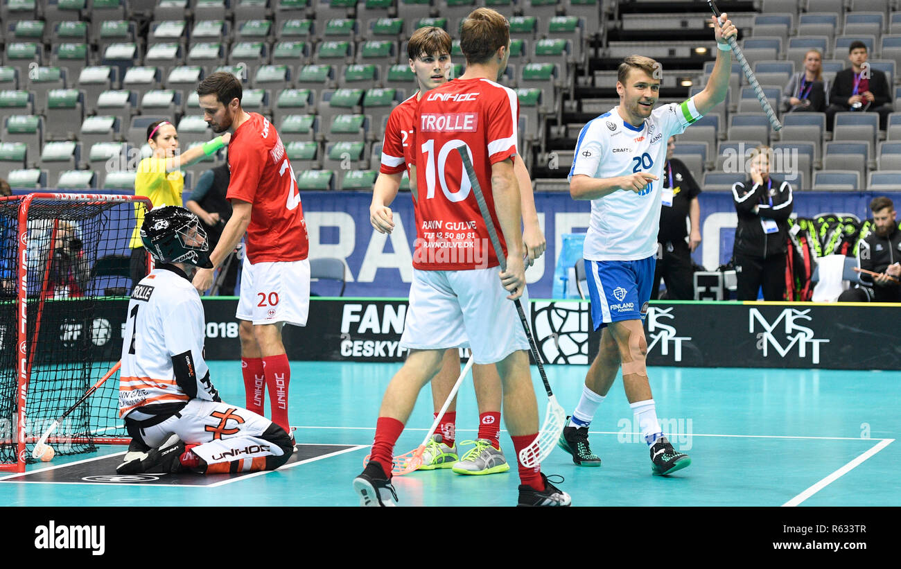 Praga, Repubblica Ceca. 03 Dic, 2018. Il floorball giocatori NICO SALO (FIN), destra, punteggi L-R MIKE TROLLE, MARKO KROGSGAARD, MATHIAS VETRO, JANNIK WEDE TROLLE (tutti) DK durante l'uomo mondo Floorball campionato gruppo B corrisponde la Finlandia contro la Danimarca a Praga Repubblica Ceca, 3 dicembre 2018. Credito: Michal Kamaryt/CTK foto/Alamy Live News Foto Stock